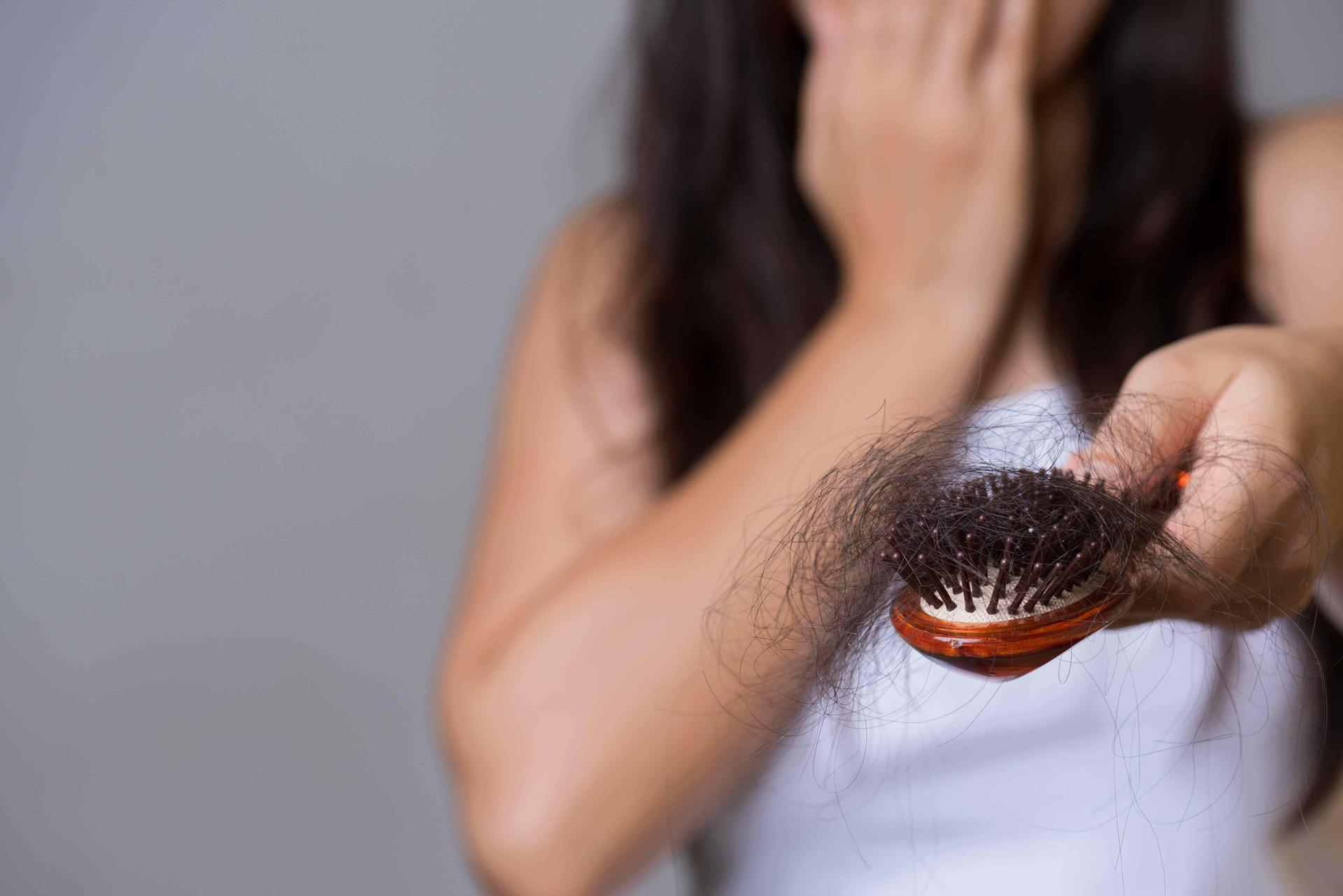 How to Stop Hair Fall: চুল পড়া কমানোর 20 টি সহজ উপায়