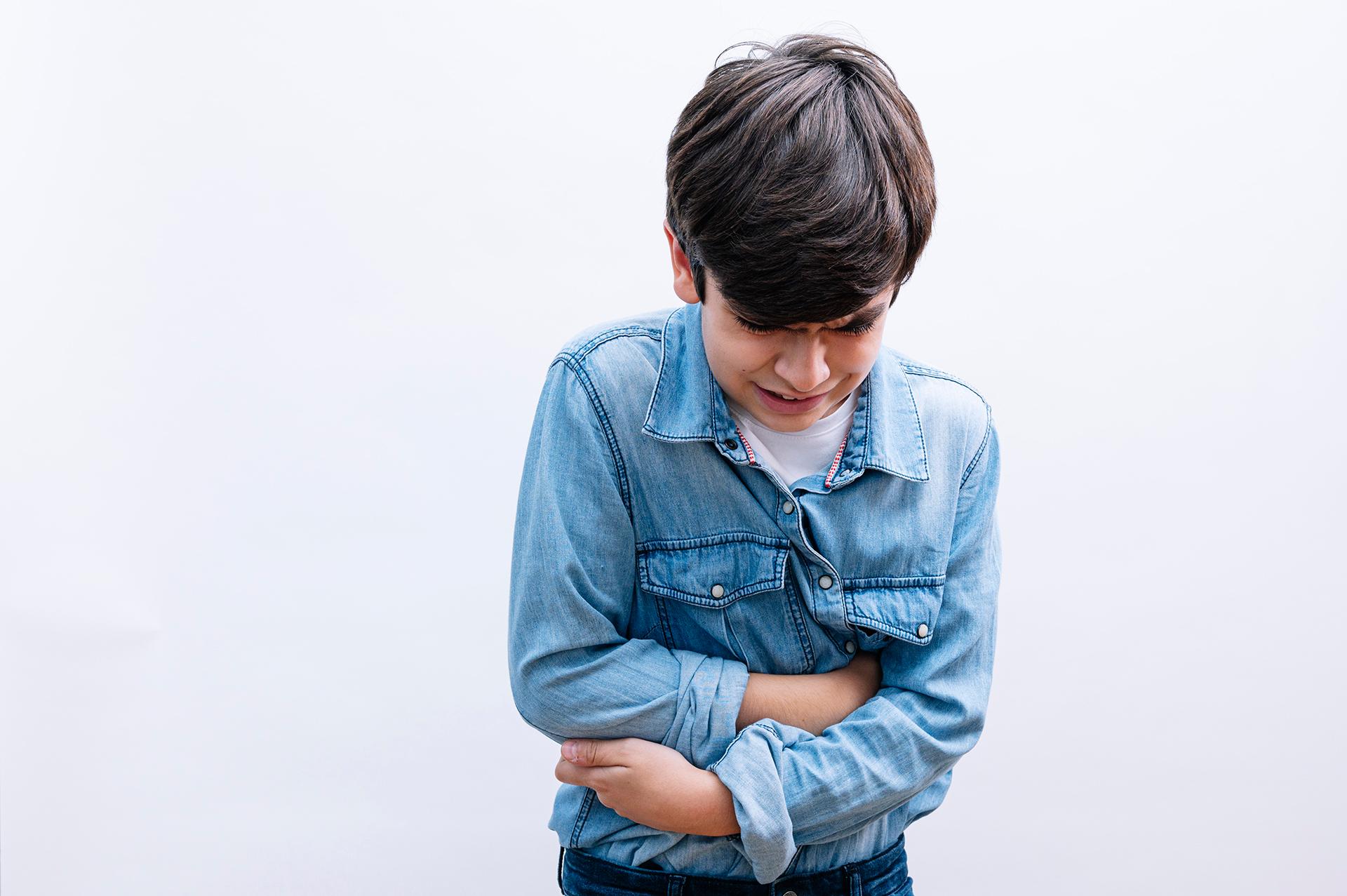 बच्चों में पेट का संक्रमण: लक्षण, उपचार और घरेलू उपचार