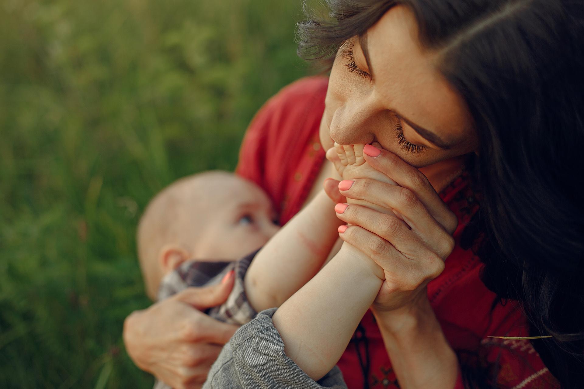 माँ और बच्चे के लिए स्तनपान के 10 अद्भुत फायदे
