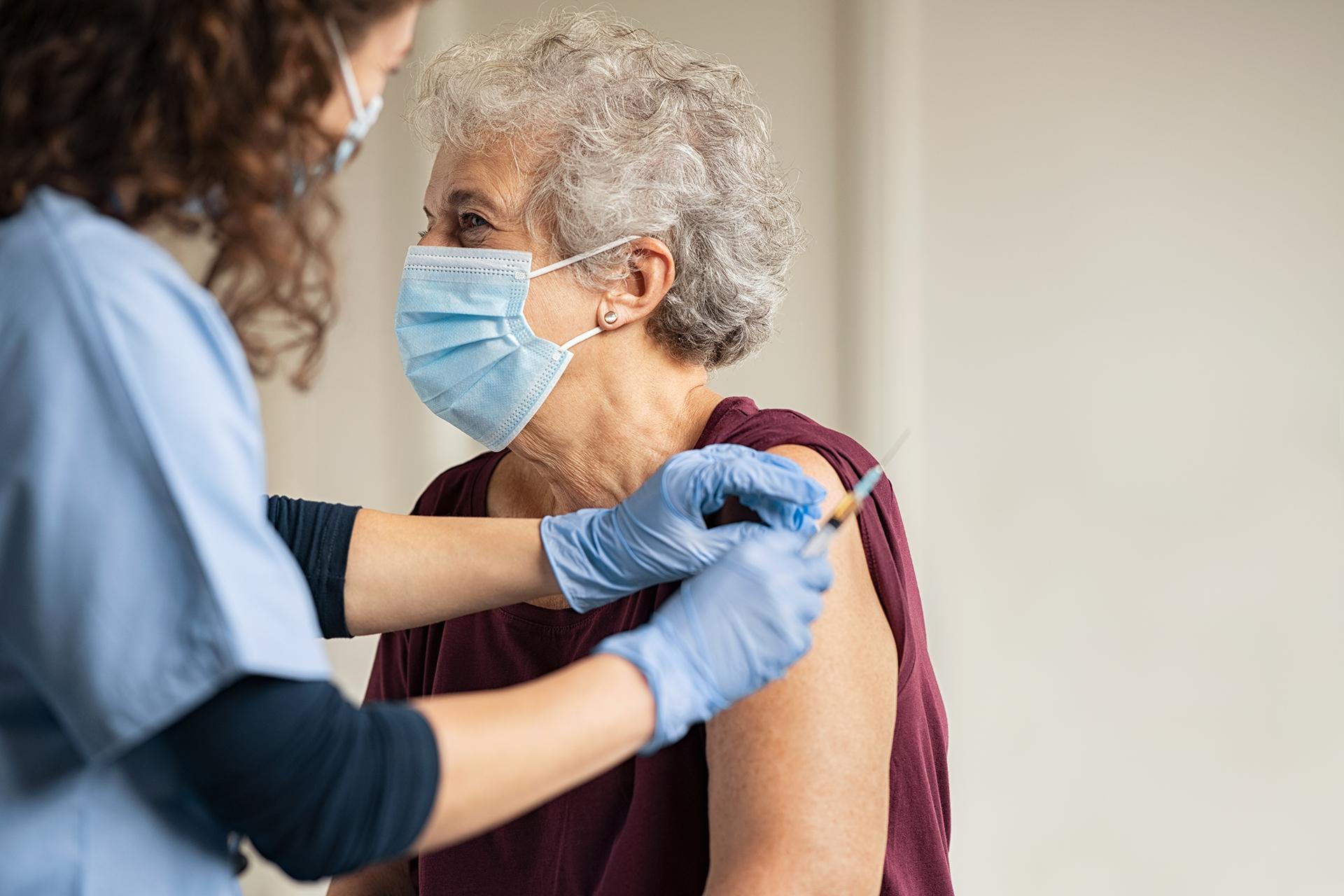 क्या स्वास्थ्य बीमा COVID-19 टीकाकरण को कवर करता है? वो बातें जो आपको जानना आवश्यक हैं!