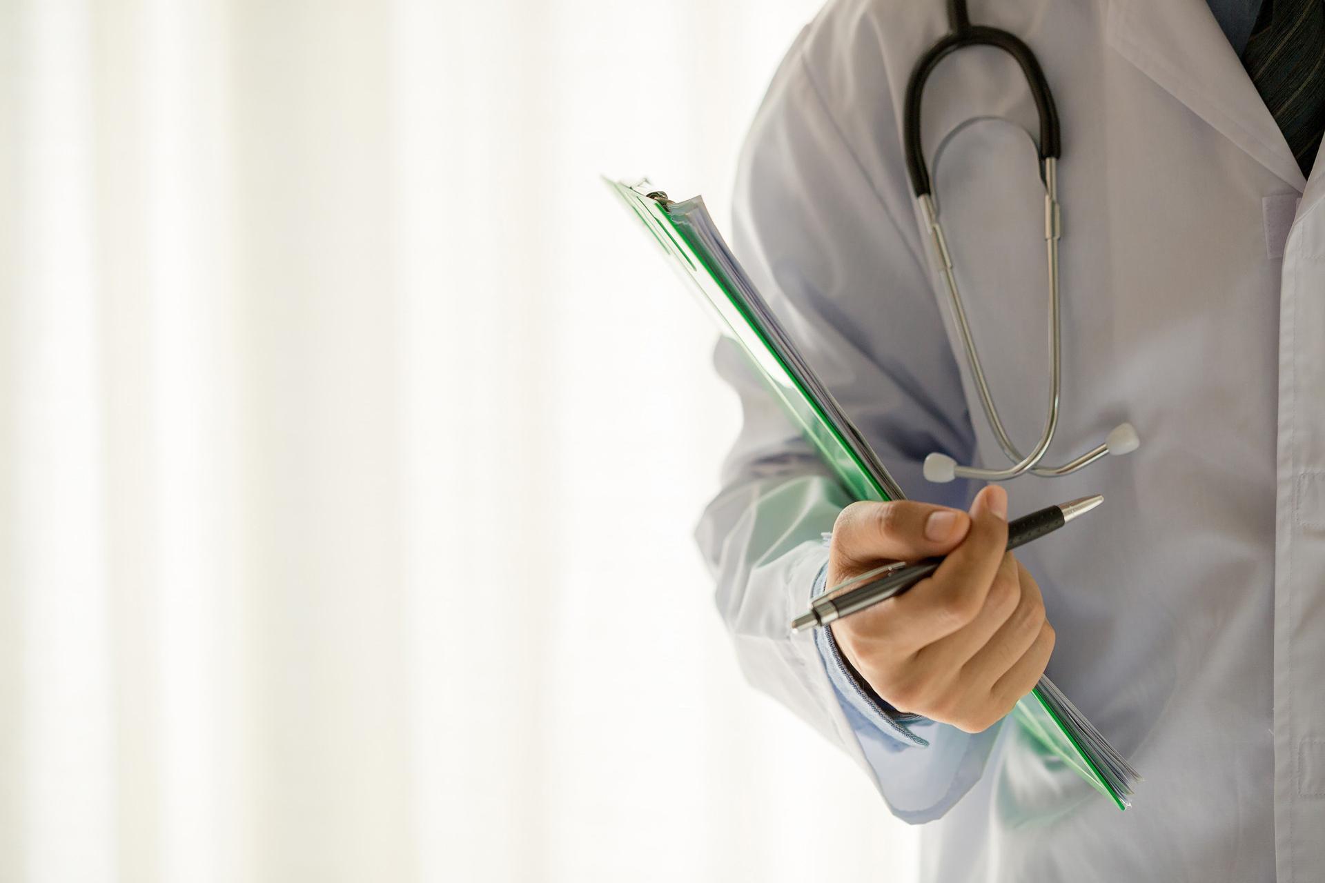 6 कारणे वैद्यकीय कर्जापेक्षा आरोग्य विमा चांगला आहे