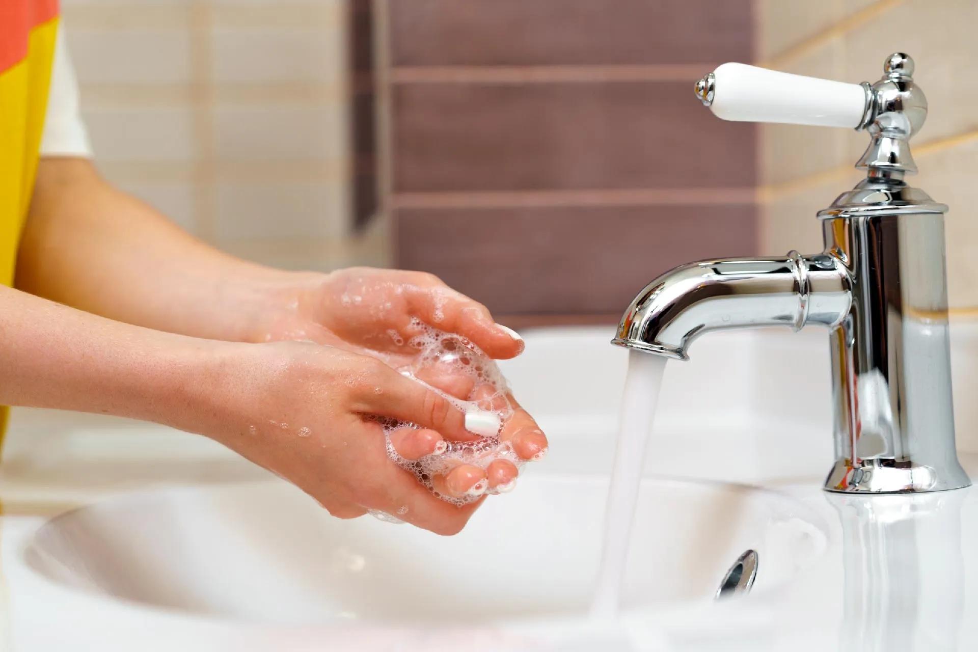 हाथ धोने के चरण: अपने हाथ ठीक से कैसे धोएं