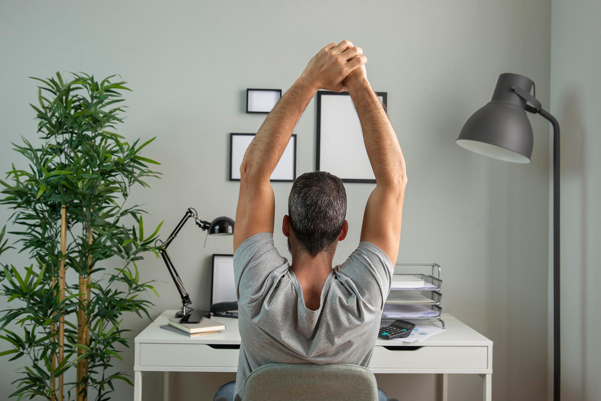 सरल कार्यालय व्यायाम: आपकी उत्पादकता बढ़ाने के लिए 7 डेस्क योगासन!
