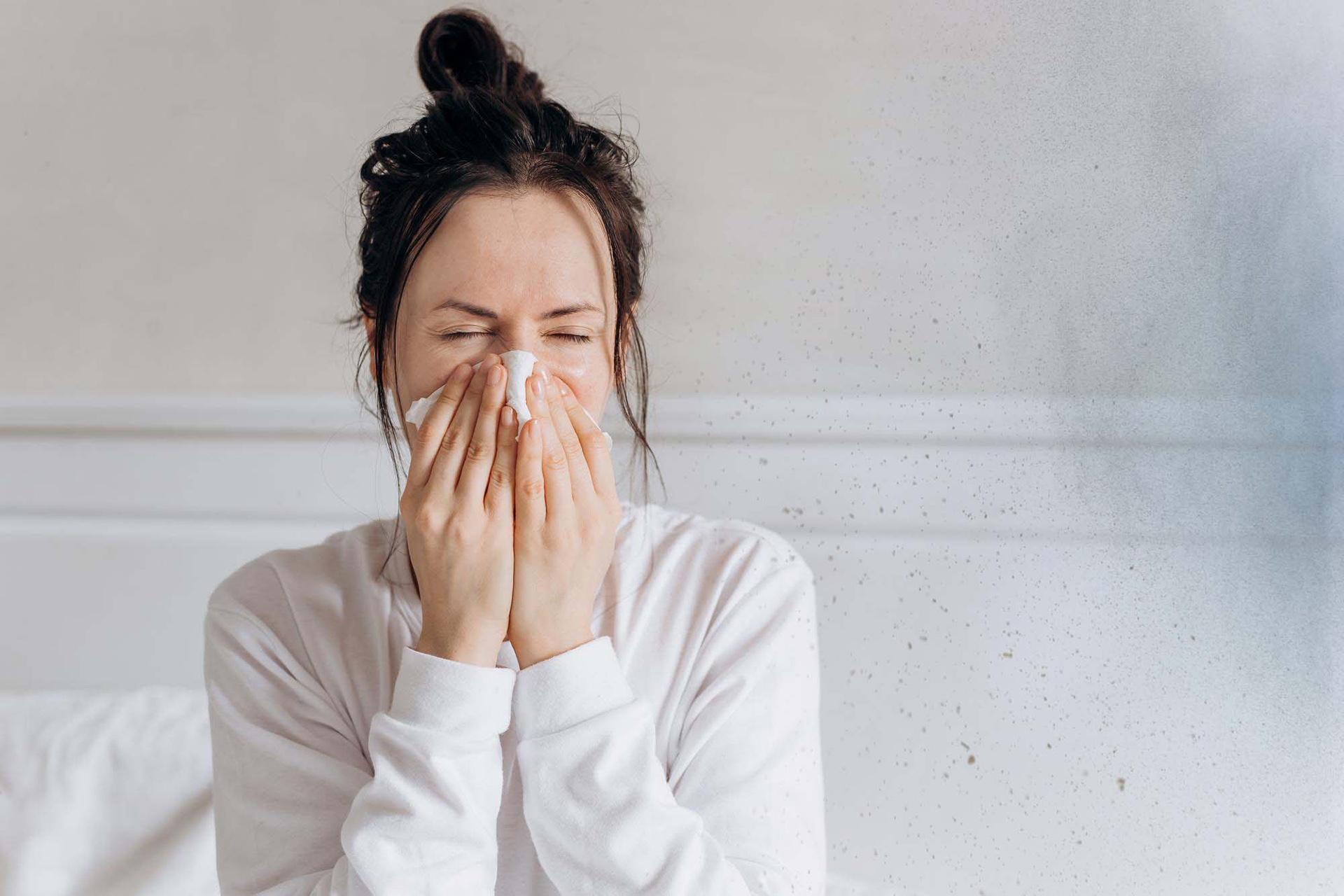 धूल से एलर्जी: कारण, लक्षण और आसान घरेलू उपचार