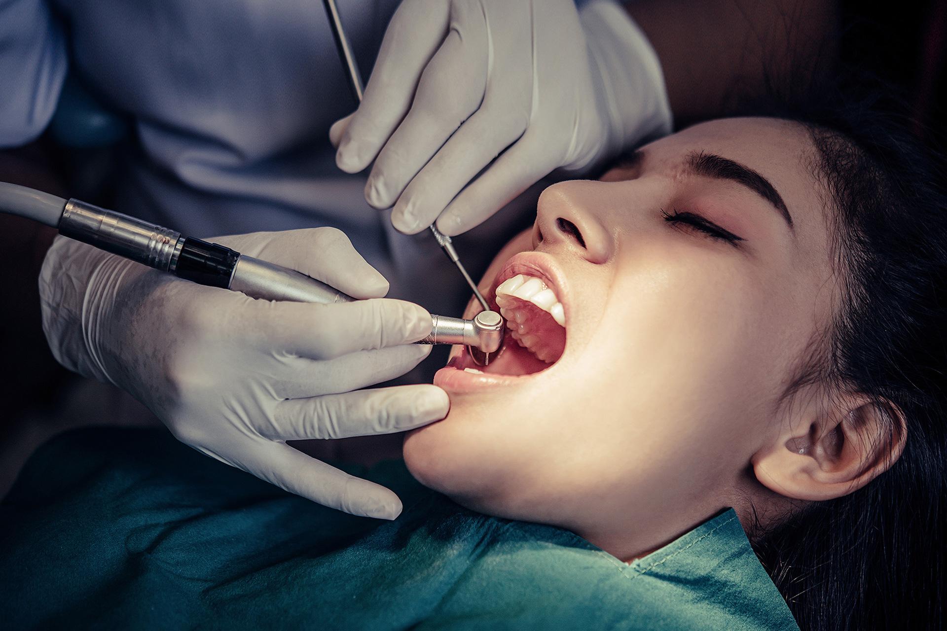 टूटे हुए दाँत के लक्षण, कारण, प्रकार और जटिलताएँ