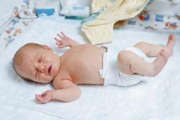 बाळांमध्ये पोटशूळ म्हणजे काय: कारणे, चिन्हे आणि उपचार