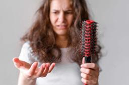 केस गळतीसाठी 7 सर्वोत्तम होमिओपॅथिक औषधांची यादी