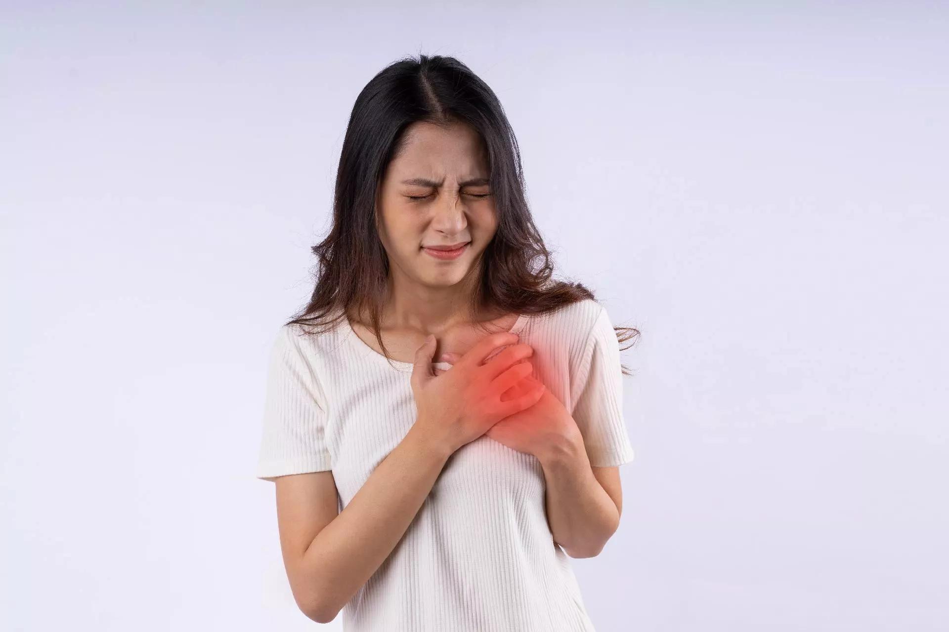 Symptoms of Heart Attacks in Women: 4 Things You Must Know